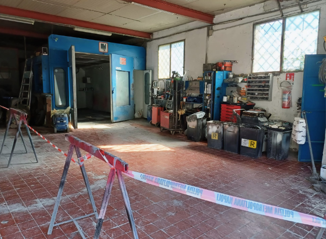 Un fabbricato trasformato in discarica, i sequestri nella Terra dei Fuochi tra San Giuseppe Vesuviano e Acerra