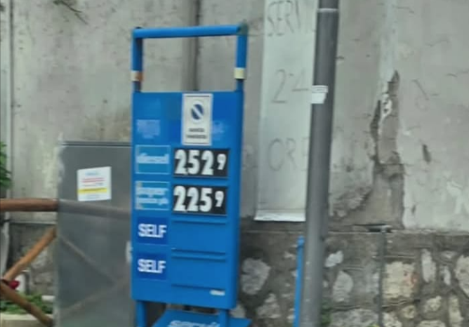 Carburanti, prezzi alle stelle: 2,7 euro per il diesel