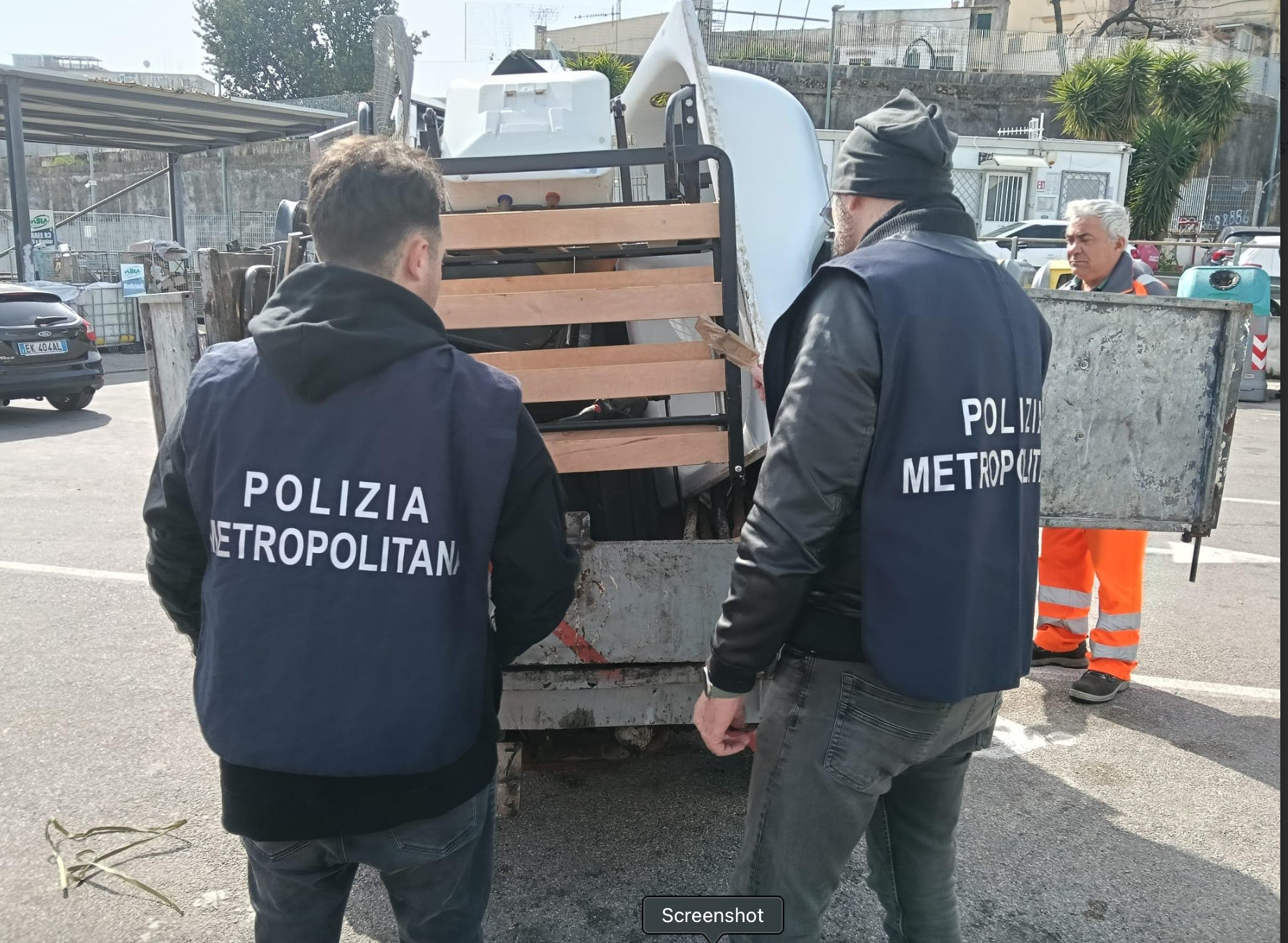 Un fabbricato trasformato in discarica, i sequestri nella Terra dei Fuochi tra San Giuseppe Vesuviano e Acerra