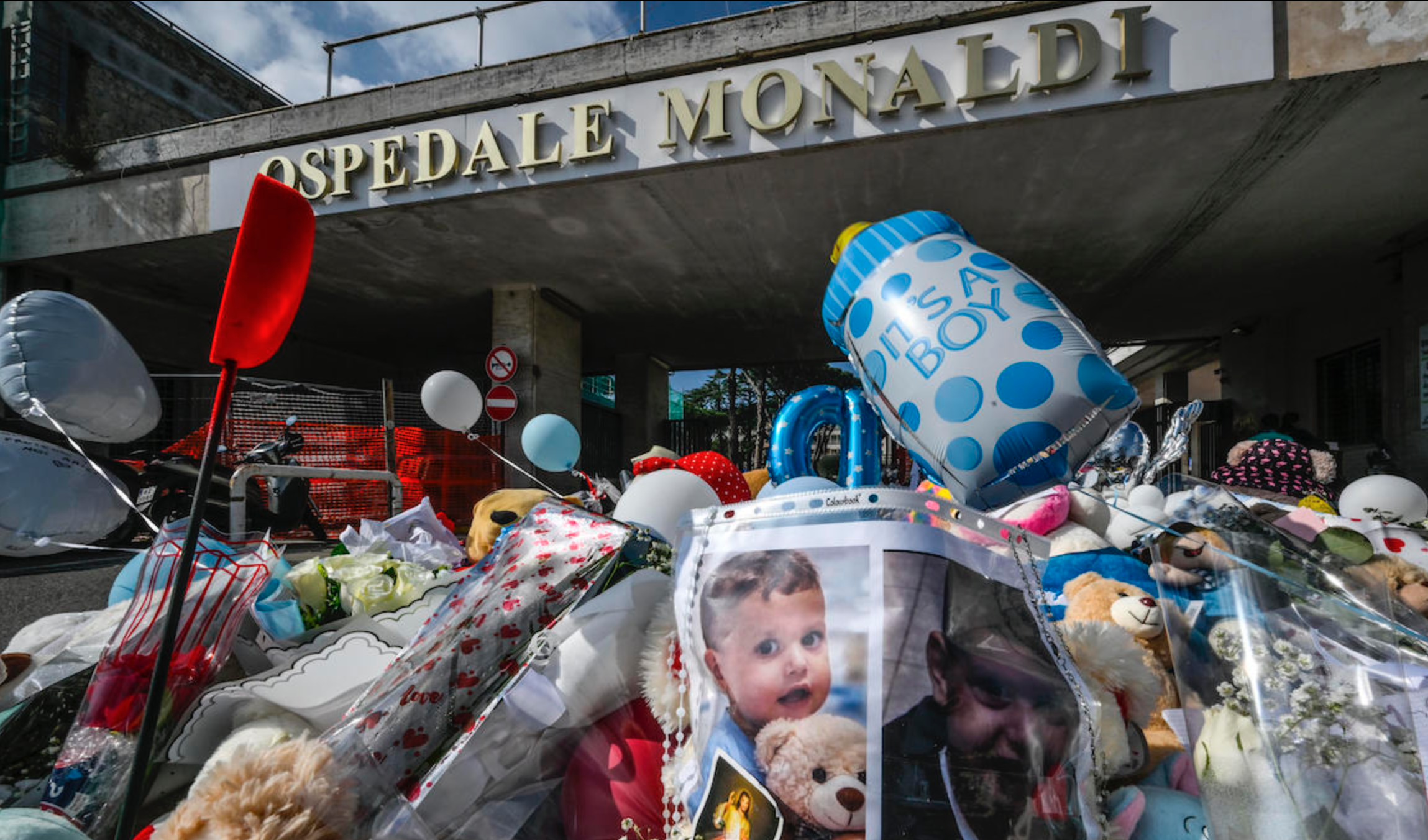 LIVE | La bara bianca sfila tra lacrime e applausi: l’abbraccio di Nola al piccolo Domenico