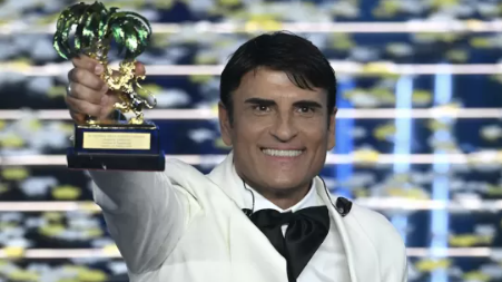 Sal Da Vinci abbraccia Napoli. La festa tra Chiaia e Mergellina dopo il trionfo al festival