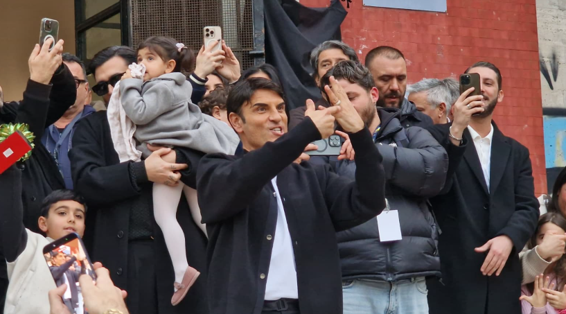 Sal Da Vinci abbraccia Napoli. La festa tra Chiaia e Mergellina dopo il trionfo al festival