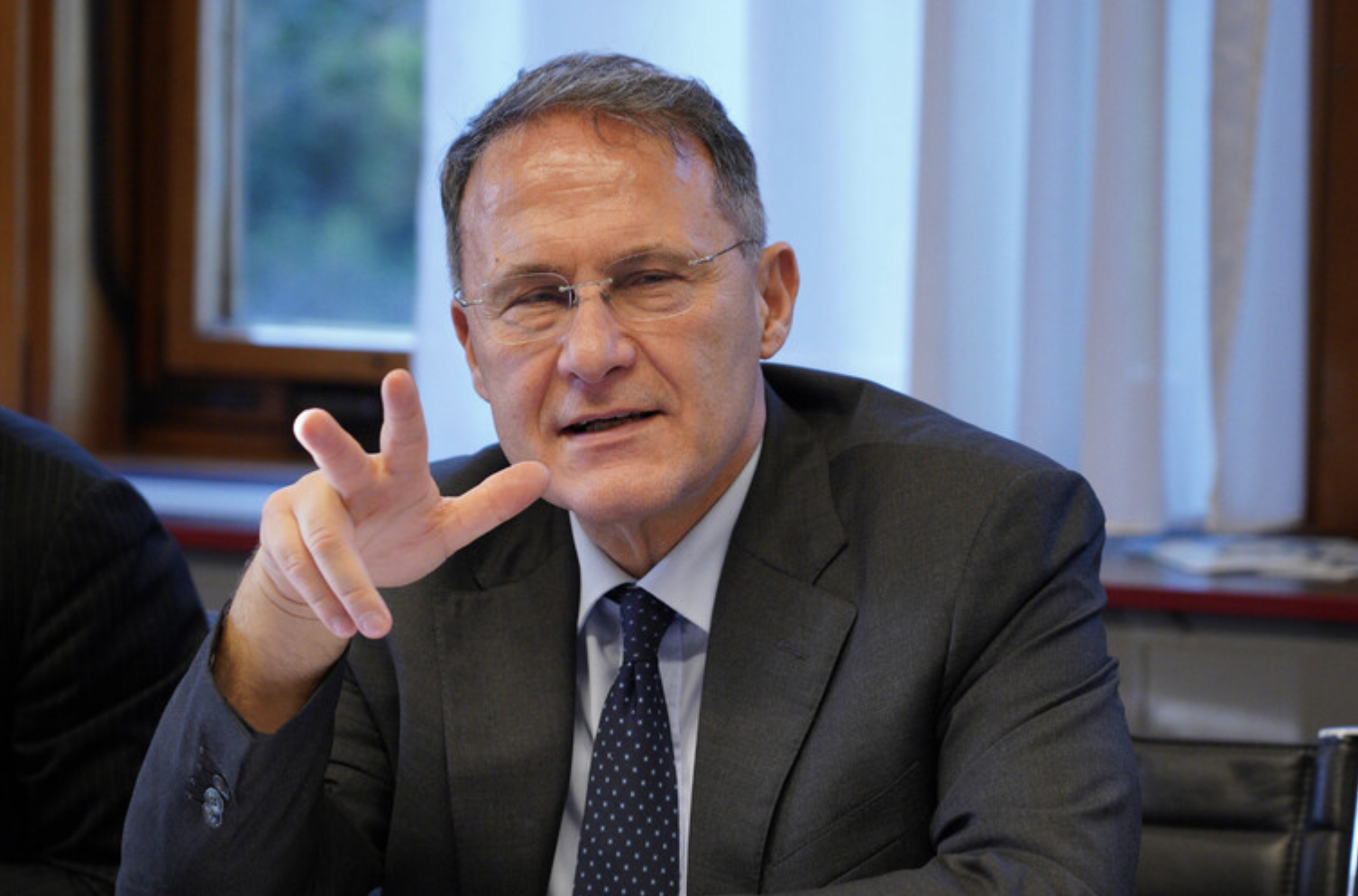 Pagani: lite infinita tra FI e FdI per la candidatura di Campitiello, Martusciello rincara: «Ha cambiato più partiti che mutande»