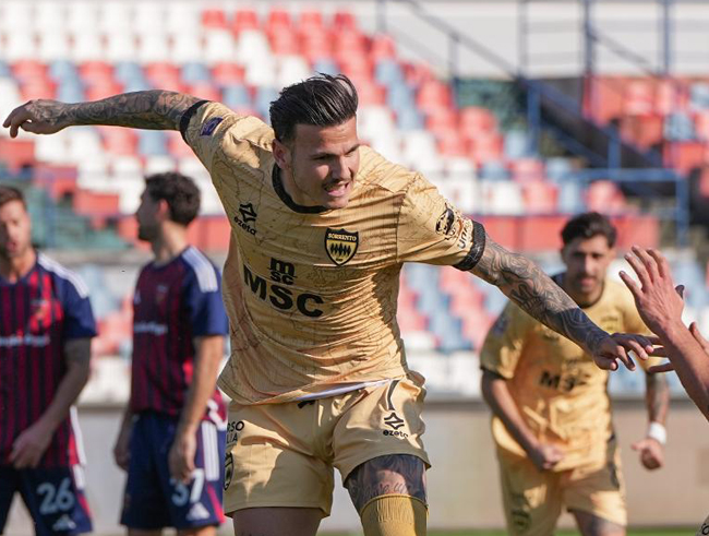 Il gesto nobile del Sorrento. Maglie all’asta per la ricerca