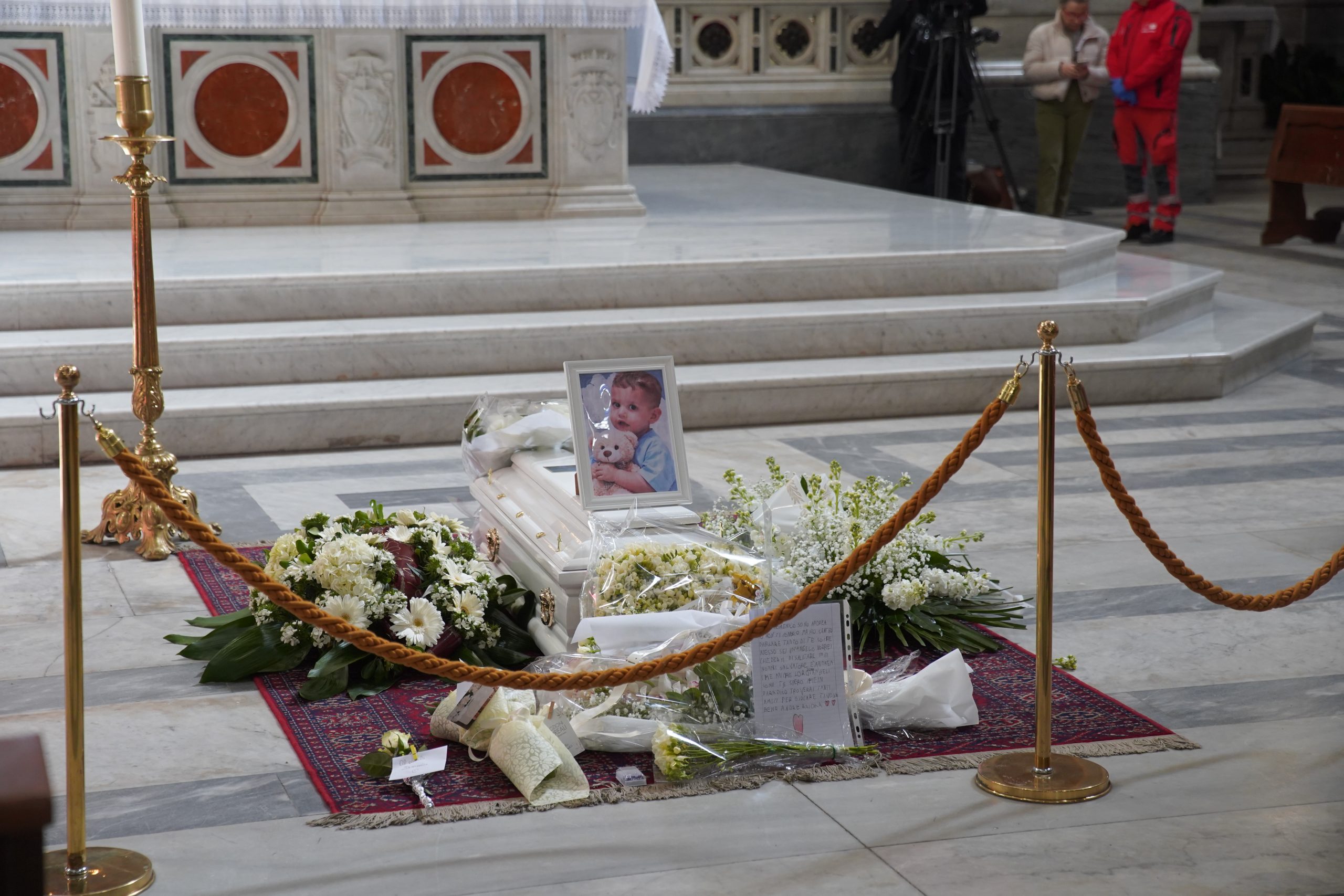 Monaldi: il direttore amministrativo si dimette, poi ci ripensa. Medici sospesi