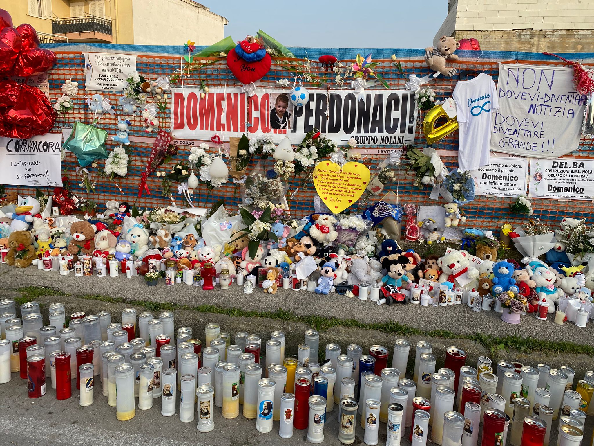 L’addio a Domenico, il guerriero col cuore di ghiaccio. L’abbraccio di Meloni a Patrizia