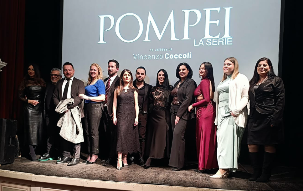 Lo spettacolo della scia luminosa che attraversa i cieli della provincia di Napoli all’alba