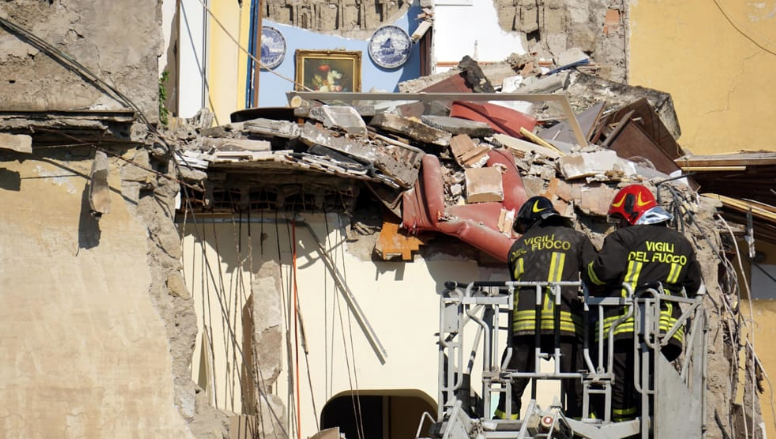Crollo a Torre Annunziata. La lunga notte di imputati e vittime: nessuno andrà in cella. Resta la battaglia-risarcimenti