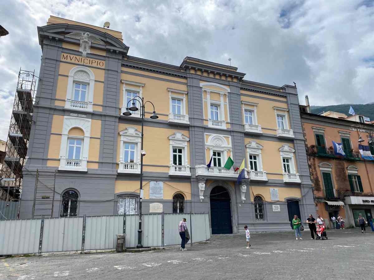 Castellammare, tenta di uccidere il fratello per l’eredità: «L’ho preso solo a schiaffi»
