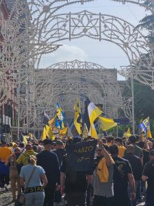I tifosi della Juve Stabia in corteo a difesa del club | FOTO