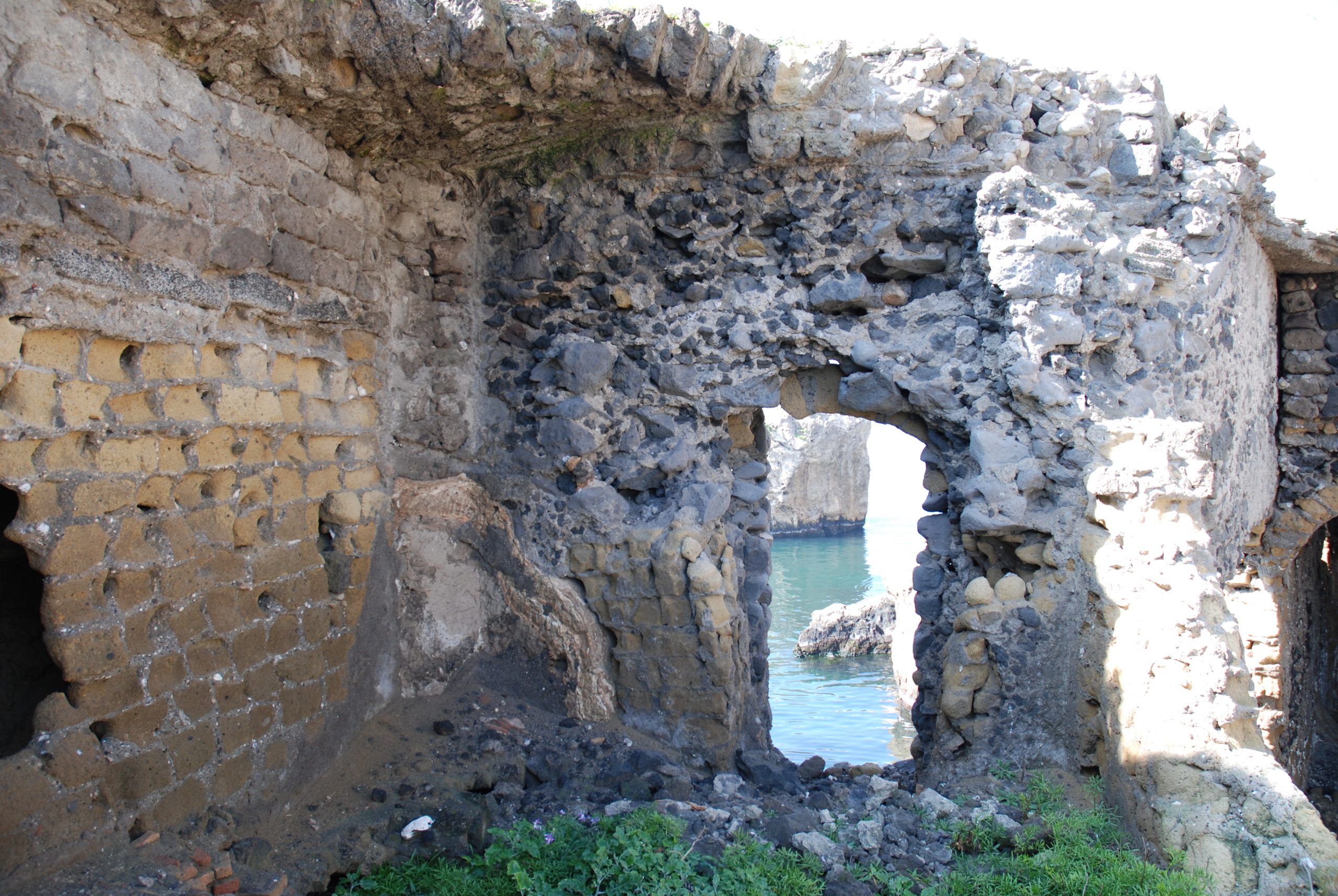 Il mare visto dai ruderi (Foto Vincenzo Marasco)