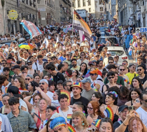 L’onda arcobaleno per le strade di Napoli, migliaia di persone al Pride