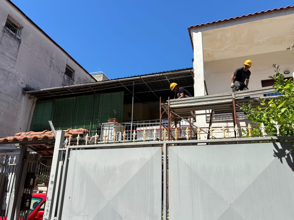 Castellammare. Gi&ugrave; un manufatto abusivo in via Virgilio - Metropolisweb