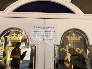 Sigilli al Castello delle Cerimonie, i vigili fanno irruzione all’Hotel La Sonrisa | LE FOTO