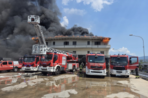 Spaventoso incendio a Striano, in fiamme il deposito di un’azienda