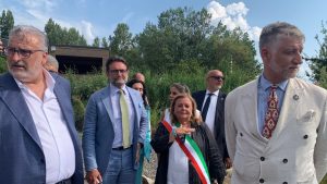 Poggiomarino | Visita del ministro Giuli a Longola: «Dopo la barbarie il parco rinasca» (VIDEO)