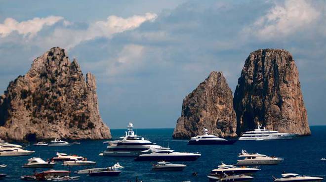 Furto milionario al largo di Capri. Spariti gioielli da uno yacht di lusso