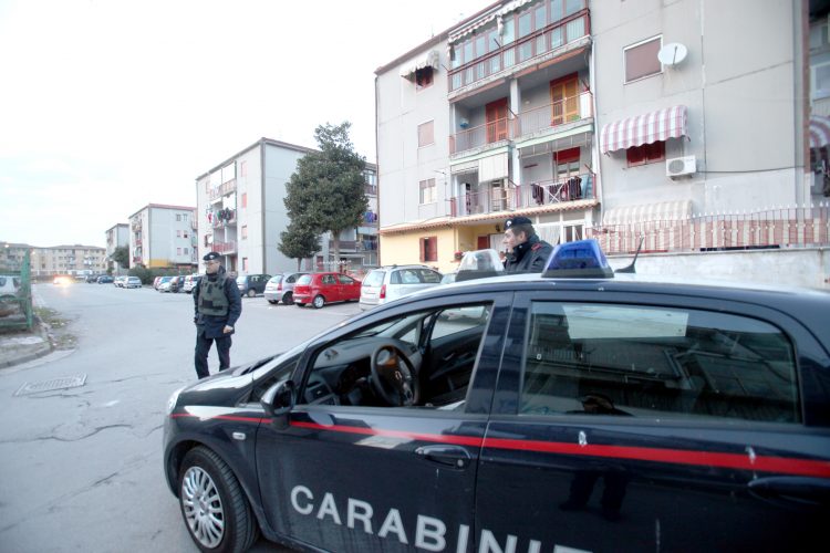 Bomba carta su balcone del Parco Penniniello, 57enne illeso