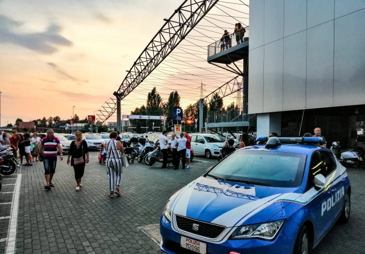 Incidente choc a La Cartiera. Bimbo di 5 anni si trancia un dito