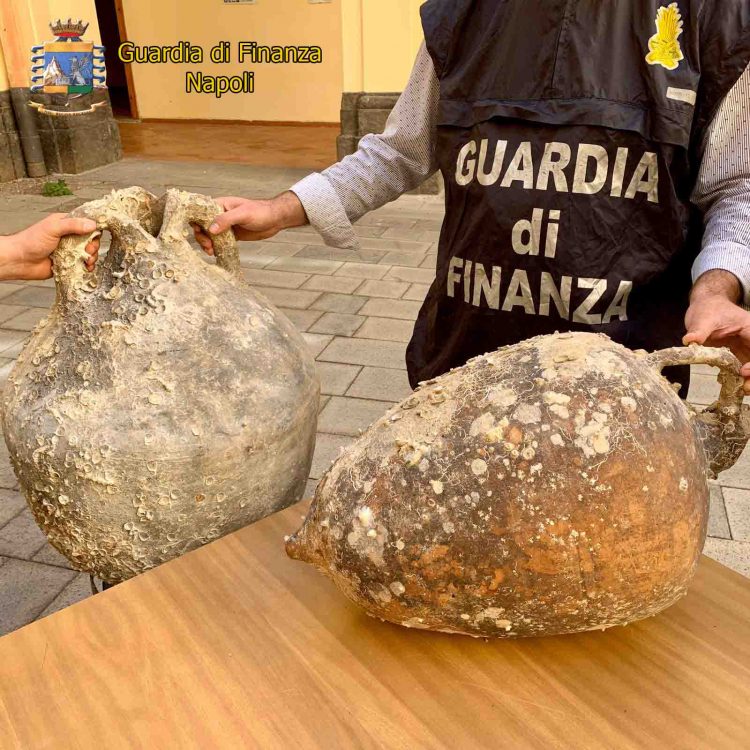 Torre del Greco, sequestrati reperti archeologici a un imprenditore Torre del Greco, sequestrati reperti archeologici a un imprenditore